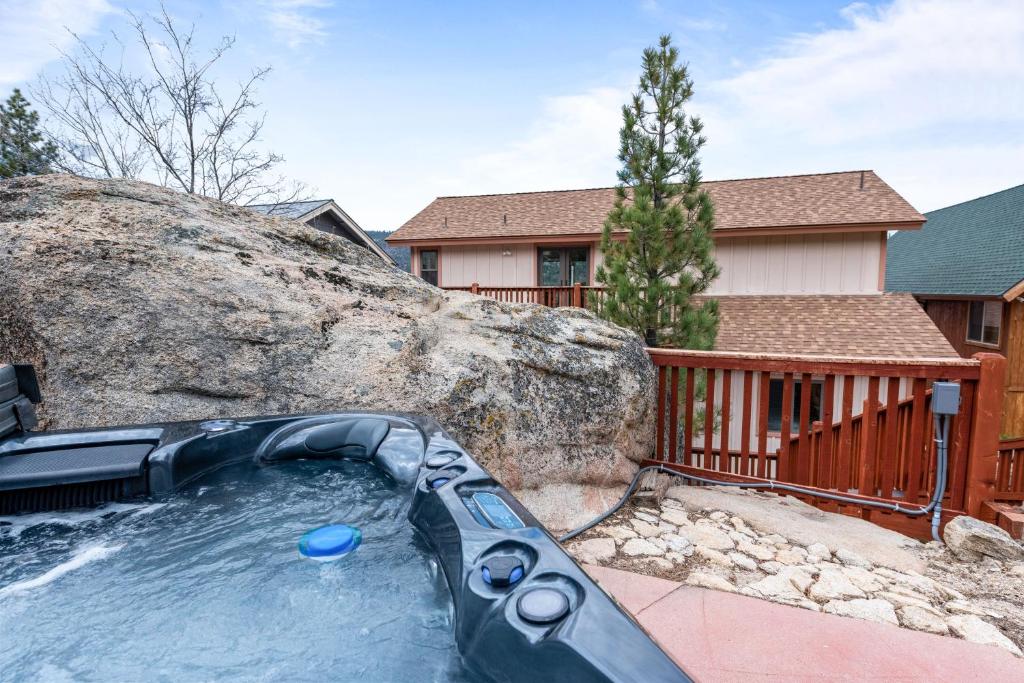 eine Wasserrutsche vor einem Haus in der Unterkunft Boulder Bay Chalet Lakefront - Elegantly decorated with Hot Tub and Game Room! in Big Bear Lake