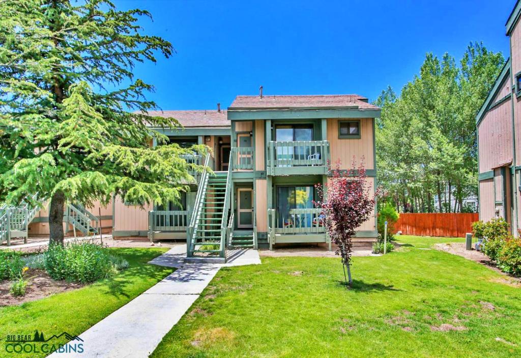 Affordable Lakeview Condo Condo is cozy and a great location for