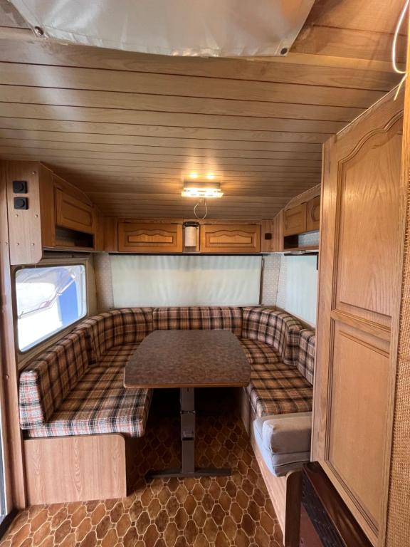 Un sofá y una mesa en una autocaravana en LE TERRAZZE SUL GARDA RELAIS, en Biaza