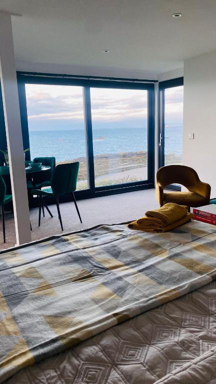Postel nebo postele na pokoji v ubytování Luxury beach front rooms- PMA