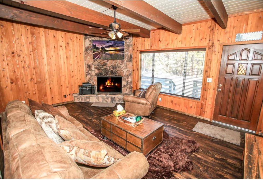 Village Hideaway - Perfectly cozy cabin with a beautiful location