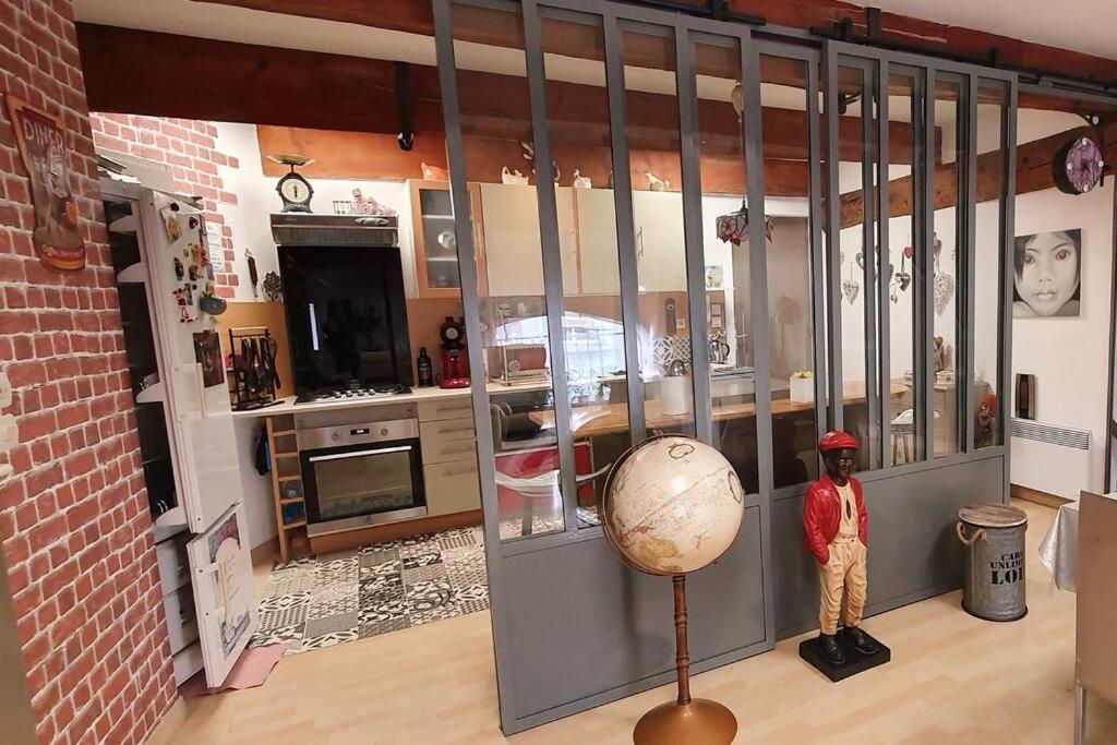 Cette chambre dispose d'une cuisine avec une grande porte en verre. dans l'établissement Le Loft du 31 déco charme cosy centre Garage privé Climatisation, à Sète