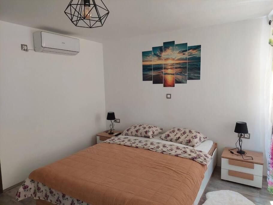 Postel nebo postele na pokoji v ubytování Atraktivna kuća sa saunom i grijanim jacuzzijem
