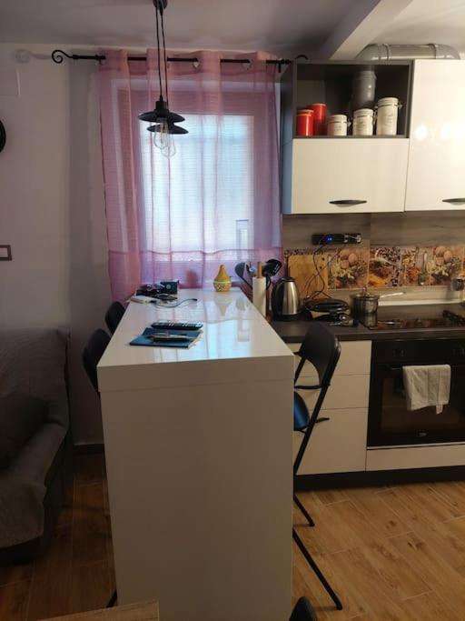 Kuchyň nebo kuchyňský kout v ubytování Atraktivna kuća sa saunom i grijanim jacuzzijem