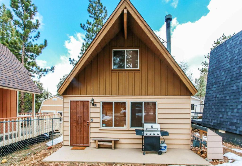 a small white house with a pitched roof at Twin Bear - Cozy and convenient, relaxing cabin with a nice fenced yard and a BBQ in Sugarloaf