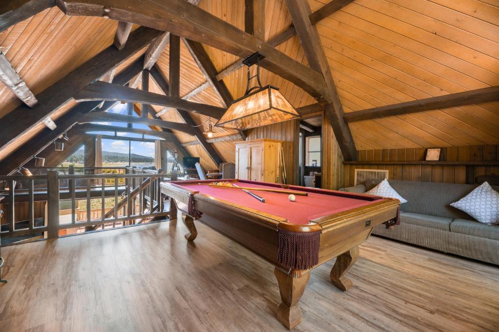 uma mesa de bilhar no meio de um quarto em Alpine Lakefront - Lakefront cabin and all the amenities really fun from the pool table and spa em Big Bear Lake