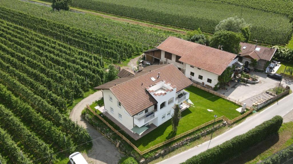 an aerial view of a house and a vineyard at Gartnerhof in Plaus
