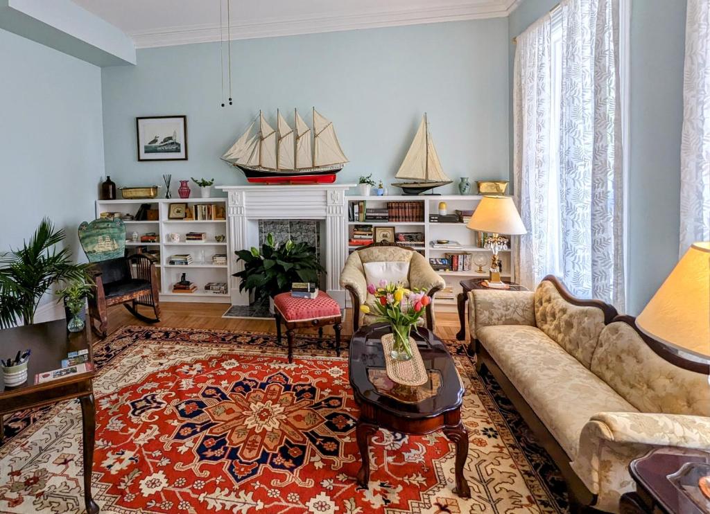 Ruang duduk di The Georgetown Inn