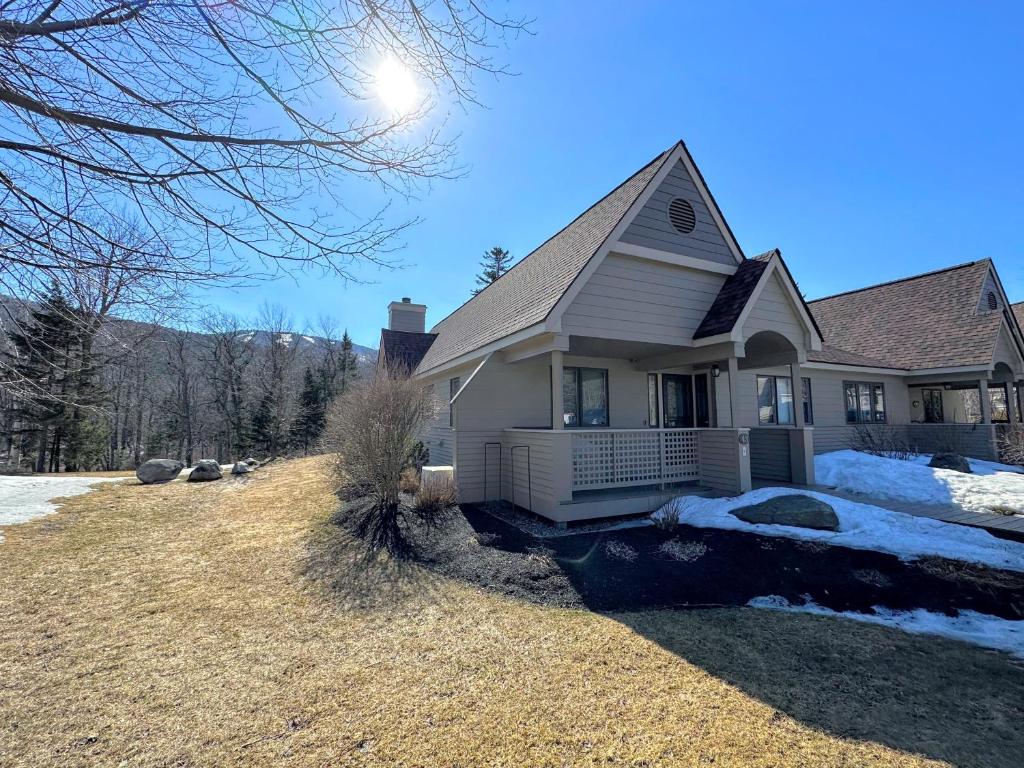 F43 Bretton Woods single level home on golf course, perfect to ski