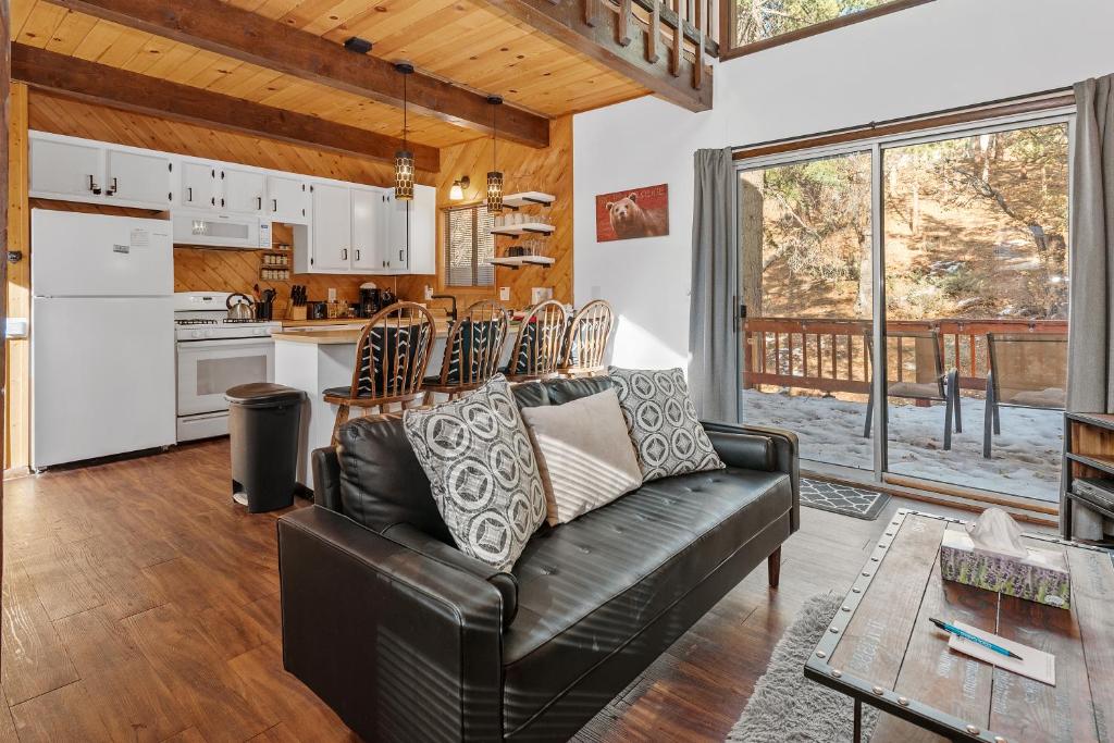 Alpine Retreat Cali Bear - A forest escape complete with hot tub and forest  views!, Big Bear Lake – opdaterede priser for 2023