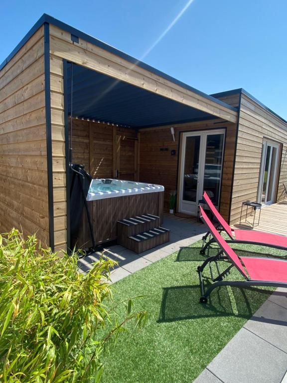 Bazén v ubytování Mini Love Room jacuzzi privatif nebo v jeho okolí