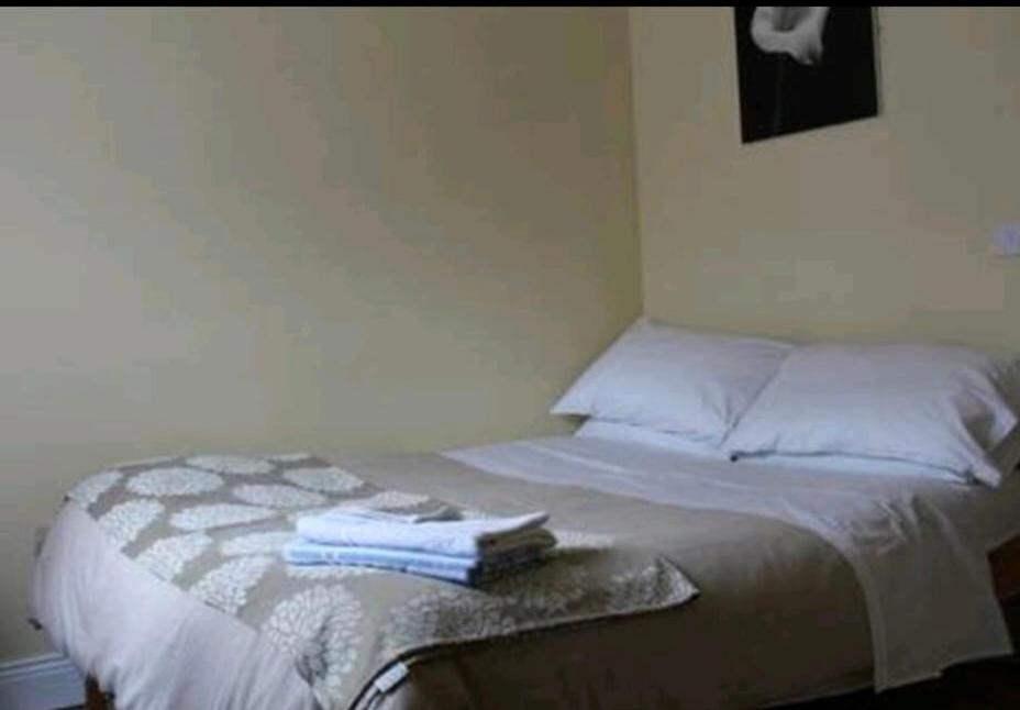 um quarto com uma cama com toalhas em John Street Guest House em Kilkenny