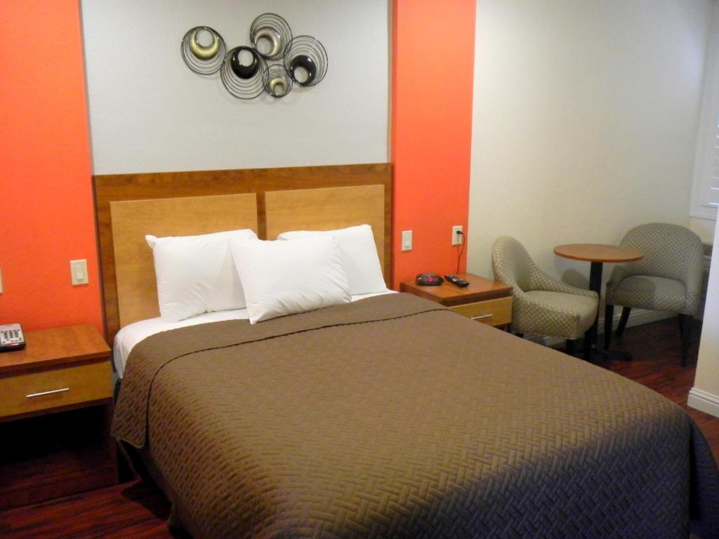 FairBridge Inn & Suites Gateway to Yosemite - Chambre Reine