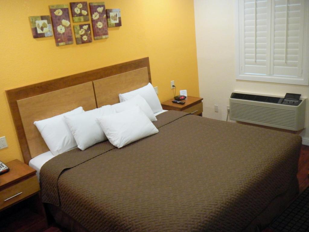 FairBridge Inn & Suites Gateway to Yosemite - Salle De Roi
