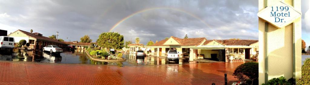 un arco iris en medio de una ciudad con una calle en FairBridge Inn & Suites Gateway to Yosemite, en Merced