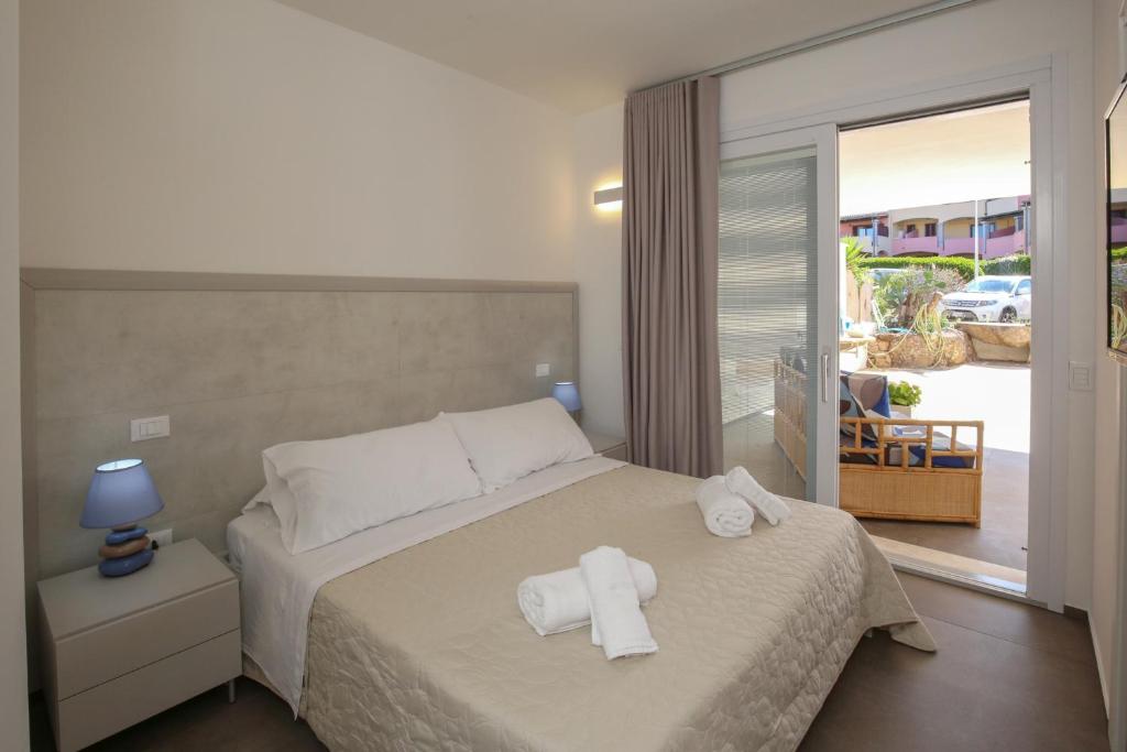 1 dormitorio con 1 cama con 2 toallas en Appartamento Casa vacanza Le Terrazze Via Parigi,23 en Castelsardo