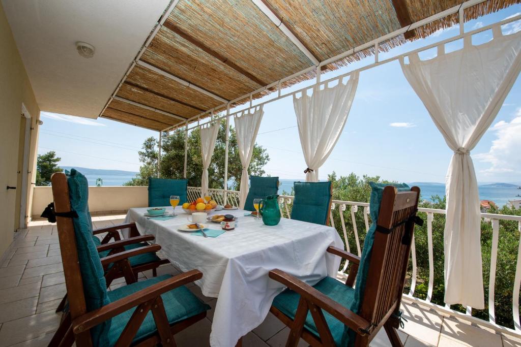 un tavolo da pranzo sul balcone di una casa di Holiday Home Andrija a Podstrana