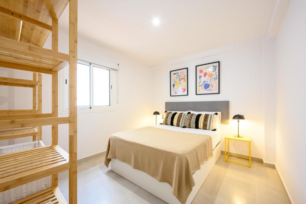 Un dormitorio blanco con una cama y una ventana. en New apartment city & sea - 3 bedroom - by 10toSea, en Fuengirola