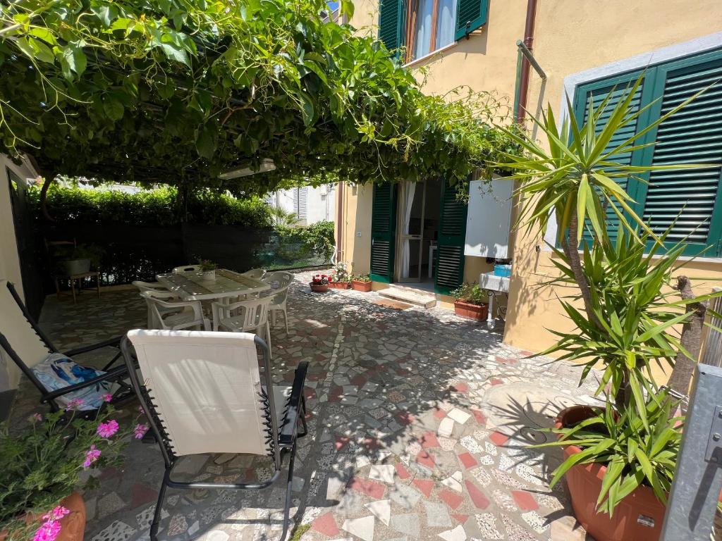 A garden outside Casa Vanni