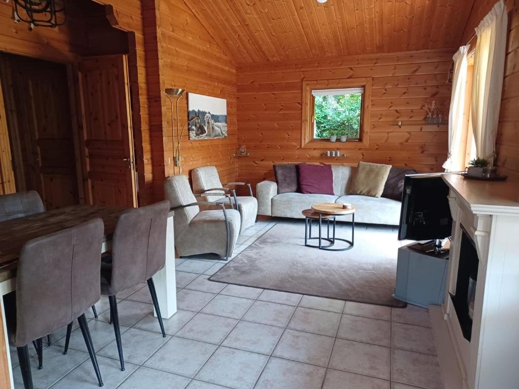 Posezení v ubytování Holiday Home Hulshorst near Dolfinarium