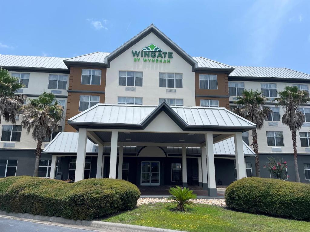 un hotel con un cartel en la parte delantera en Wingate by Wyndham Savannah Gateway, en Savannah