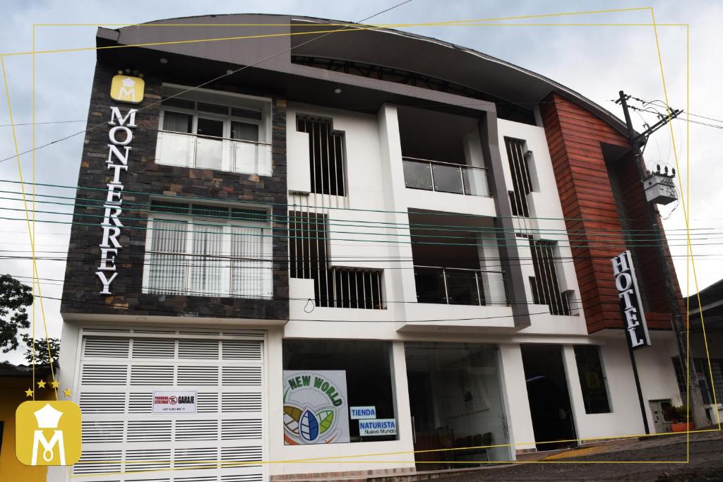 un edificio blanco y negro con un cartel en él en HOTEL MONTERREY, en Mocoa