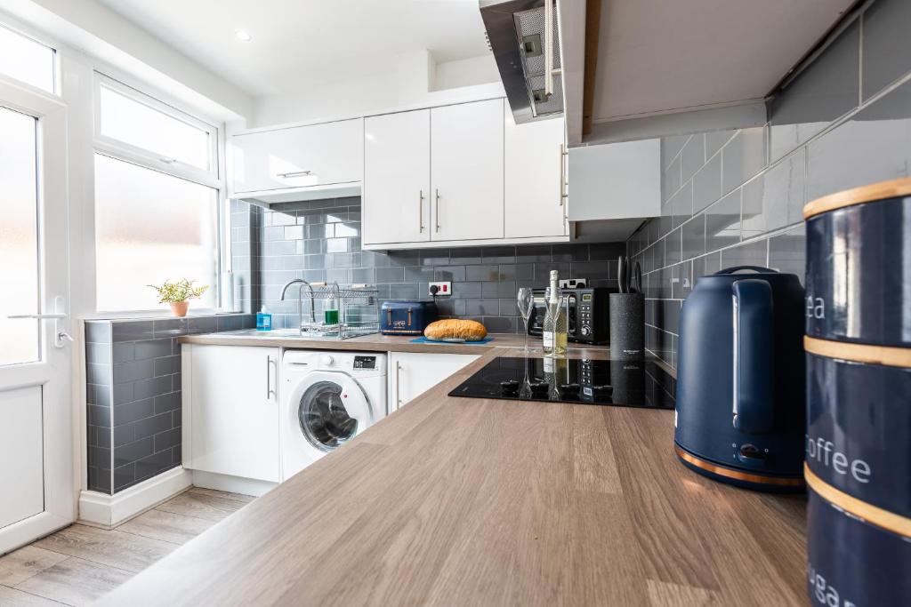 una cocina con lavadora y secadora en una encimera en Connaught House - Wi-Fi, Parking, Contractors, en Preston