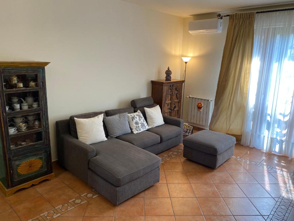uma sala de estar com um sofá e uma cadeira em Accanto a Firenze em Prato