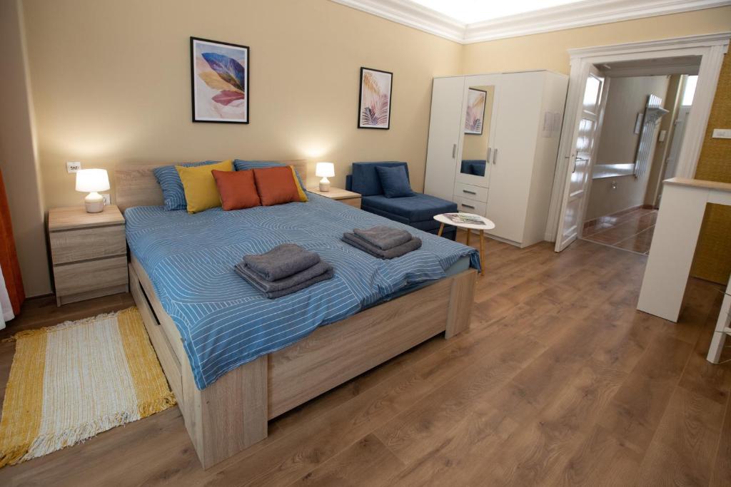 蘇博蒂察的住宿－Center Point，一间卧室设有一张床和一间客厅。