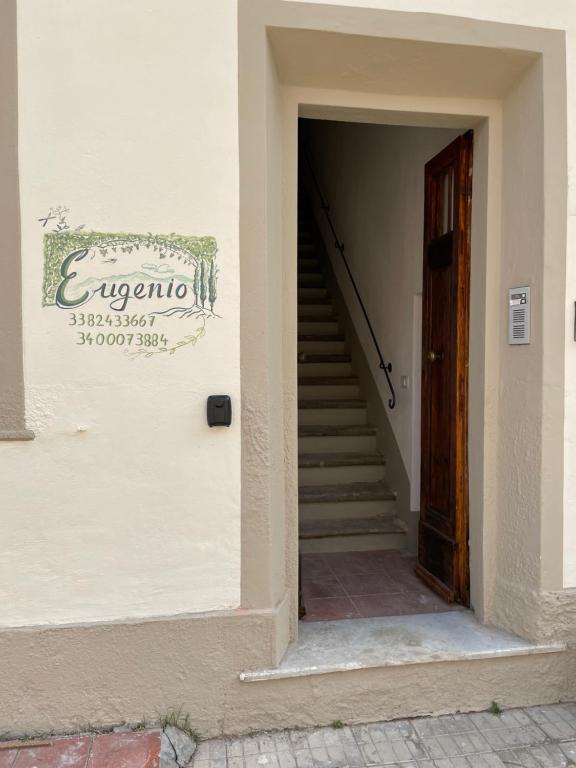 un escalier menant à un bâtiment muni d'un panneau. dans l'établissement Eugenio, à Pise