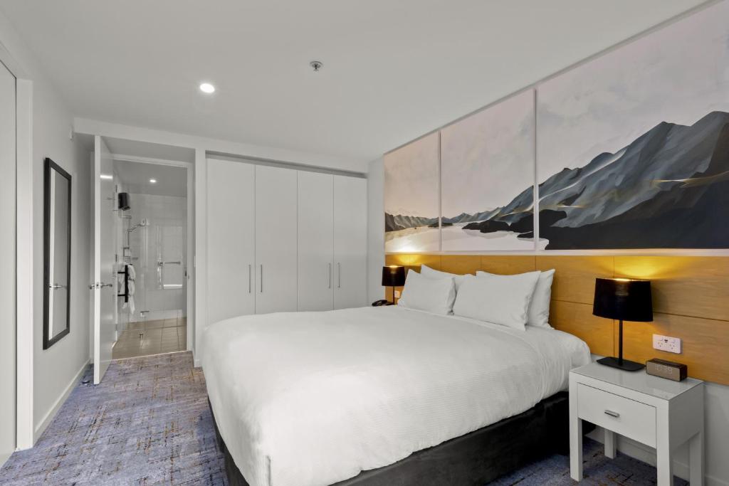 Postel nebo postele na pokoji v ubytování Scenic Suites Queenstown