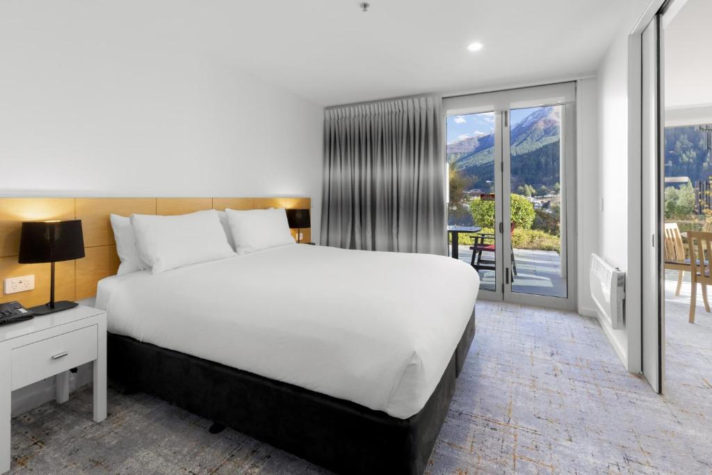 Postel nebo postele na pokoji v ubytování Scenic Suites Queenstown