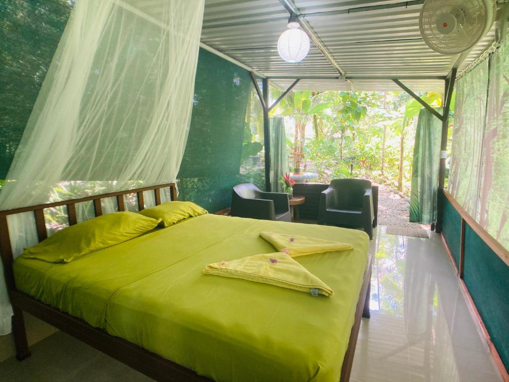 Postel nebo postele na pokoji v ubytování YEJOS Jungle Lodge