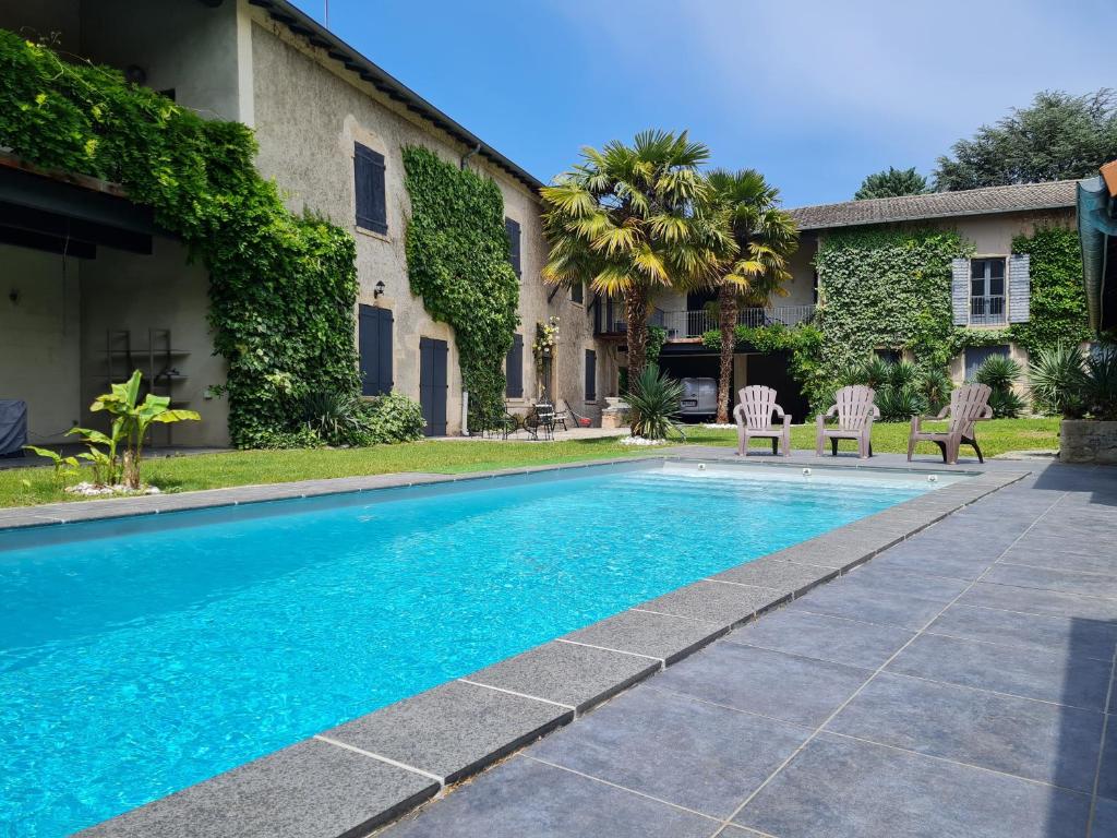 uma piscina em frente a uma casa em Lyon Faubourg - Saint Priest em Saint-Priest