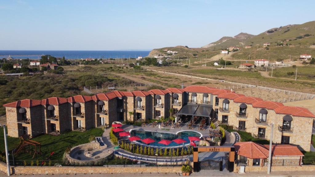z góry widok na ośrodek z parkiem wodnym w obiekcie AGİOS HOTEL w mieście Gokceada