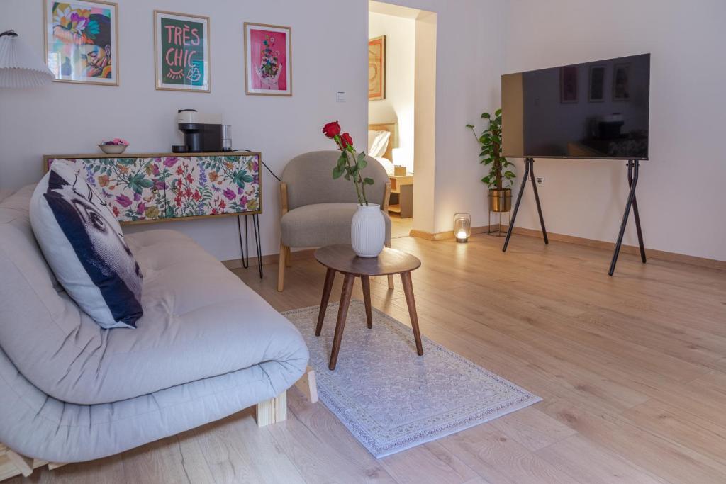 ein Wohnzimmer mit einem Sofa und einem Stuhl in der Unterkunft San Teodoro in Split