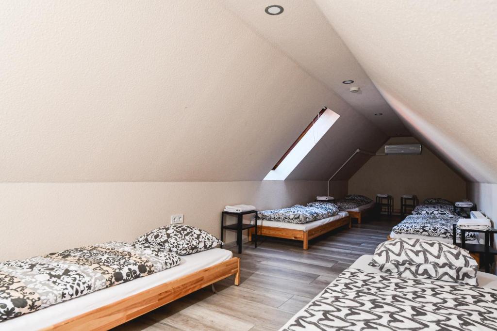 Posteľ alebo postele v izbe v ubytovaní Végvári Hotel Eger