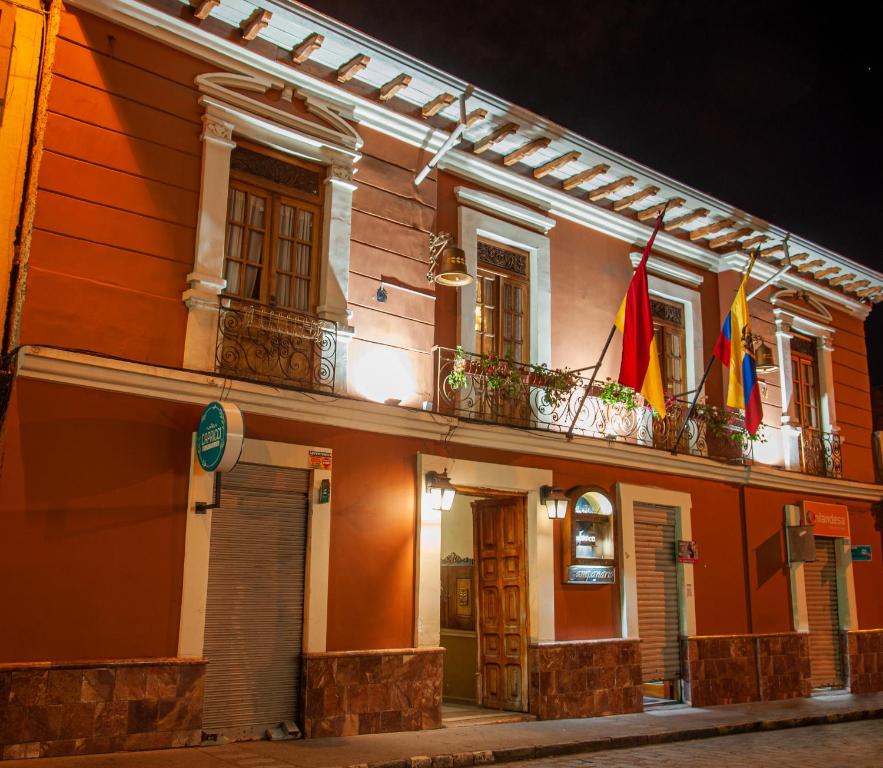un edificio con banderas a un lado. en Hotel Campanario, en Cuenca