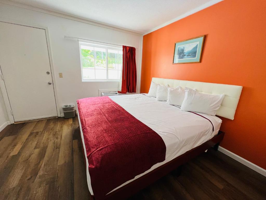 Postel nebo postele na pokoji v ubytování Colonel Williams Resort and Suites