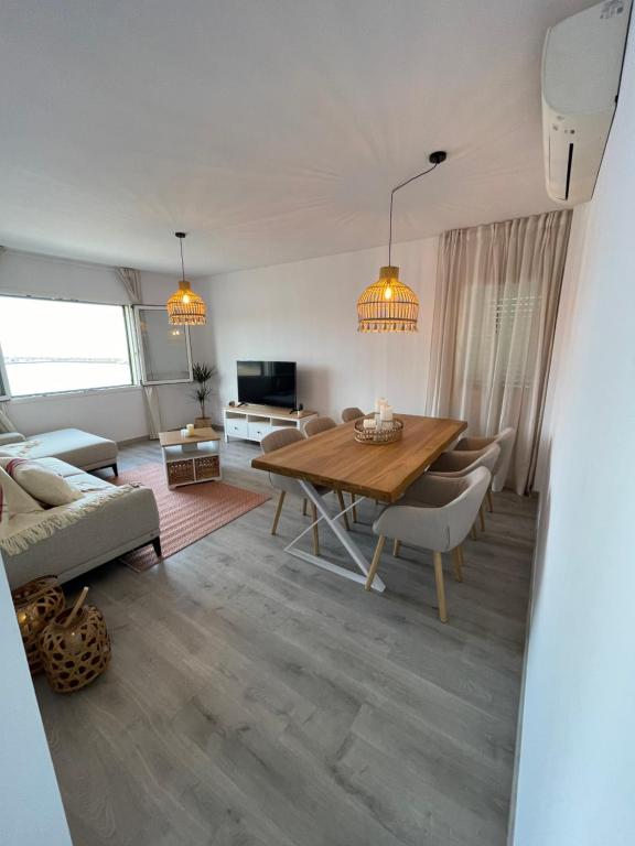 TV a/nebo společenská místnost v ubytování Arena, exquisito apartamento con aire acondicionado en la playa