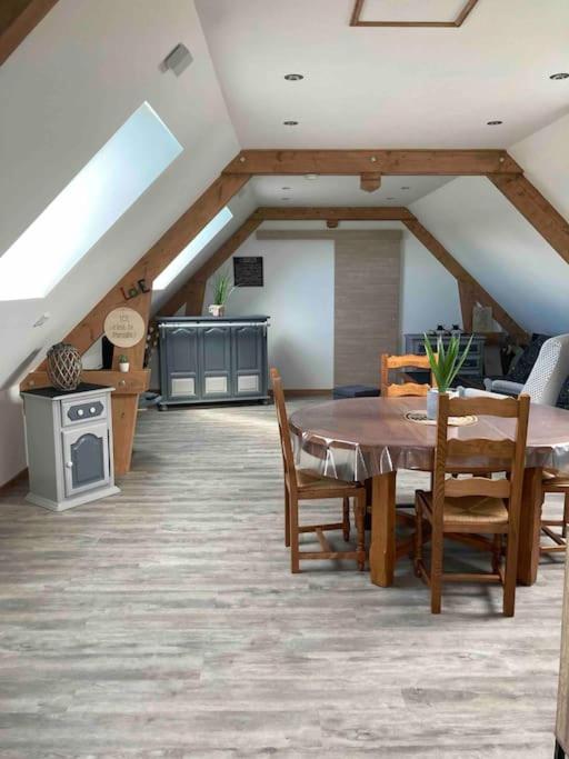 une cuisine et une salle à manger avec une table et des chaises dans l'établissement Le Paradis de la Seine, à Notre-Dame-de-Bliquetuit