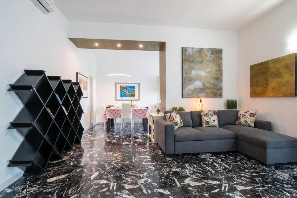 Gold Sweet Home في لا سبيتسيا: غرفة معيشة مع أريكة وطاولة