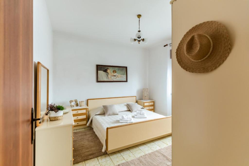Un dormitorio con una cama y un sombrero en la pared en Apartment Lauma, en Zadar
