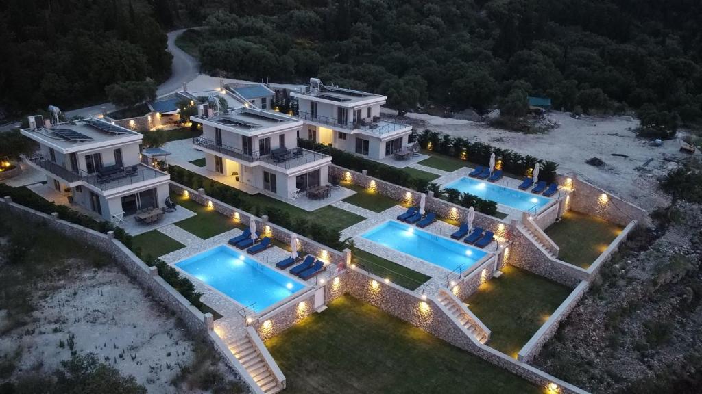 una vista aérea de una mansión con 2 piscinas en Villas Vento Lefkada, en Agios Nikitas