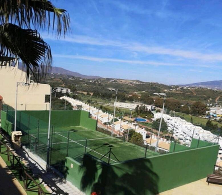 Tenis alebo squash v ubytovaní Magnifique Duplex vue mer alebo jeho okolí