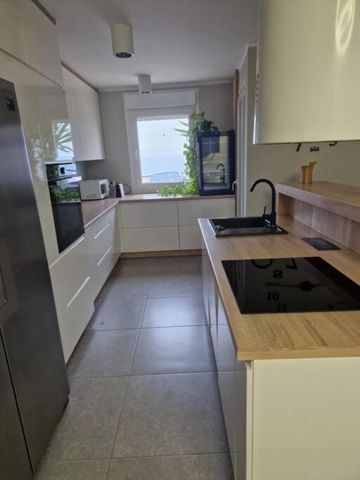 Kuchyňa alebo kuchynka v ubytovaní Magnifique Duplex vue mer
