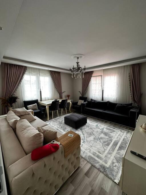 Alaçatı merkezine 20 metre uzaklıkta. 2+1 EV