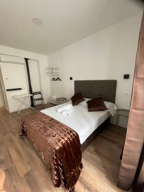 Postel nebo postele na pokoji v ubytování Hostal Arenal Madrid