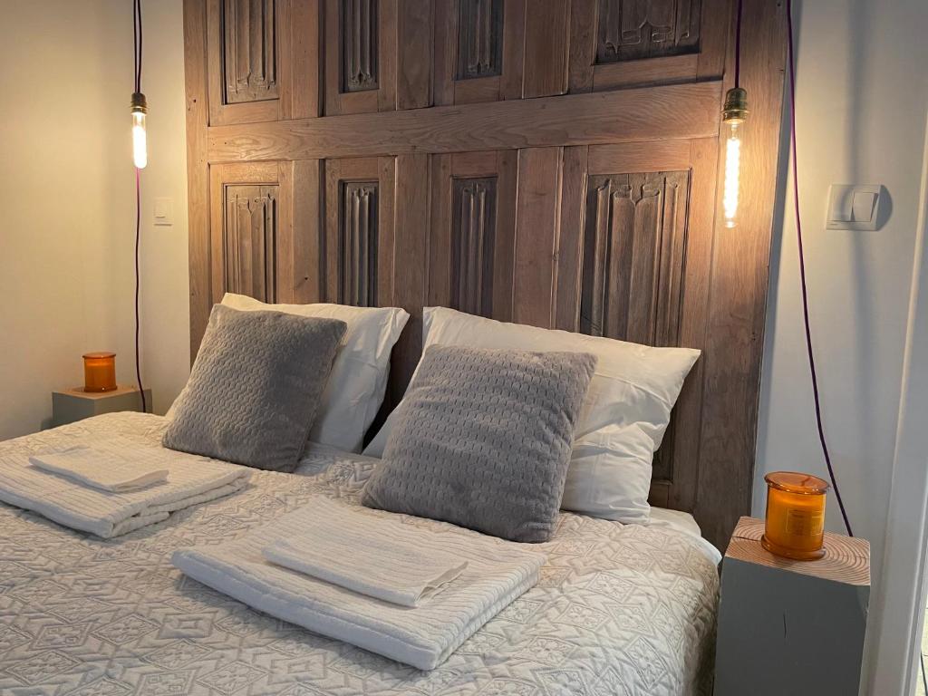 1 cama con 2 almohadas y cabecero de madera en Cosy Appartement a Cote le Port@promenade en Niza