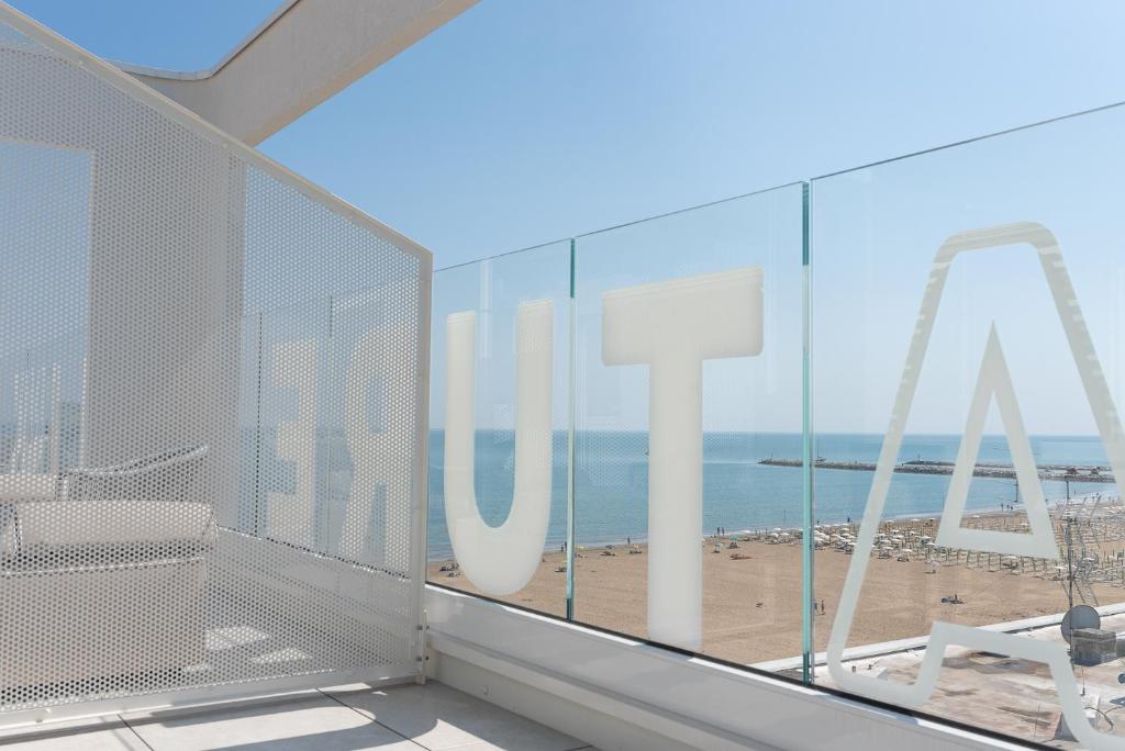 a room with a view of the beach and the ocean at Unico Hotel Caorle in Caorle